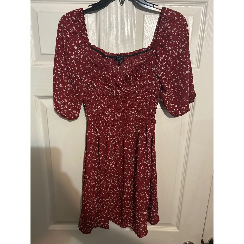 TRIX Clothing Co. Red Floral Smocked Dress, Sweetheart Neck, Puff Sleeve‎ - M